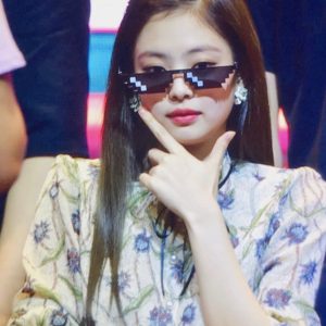 Jennie Kim, rappeuse du groupe sud-coréen Blackpink K-pop portant des lunettes Thug Life - Lunettes cool Thug Life | Idées cadeaux insolites et originales