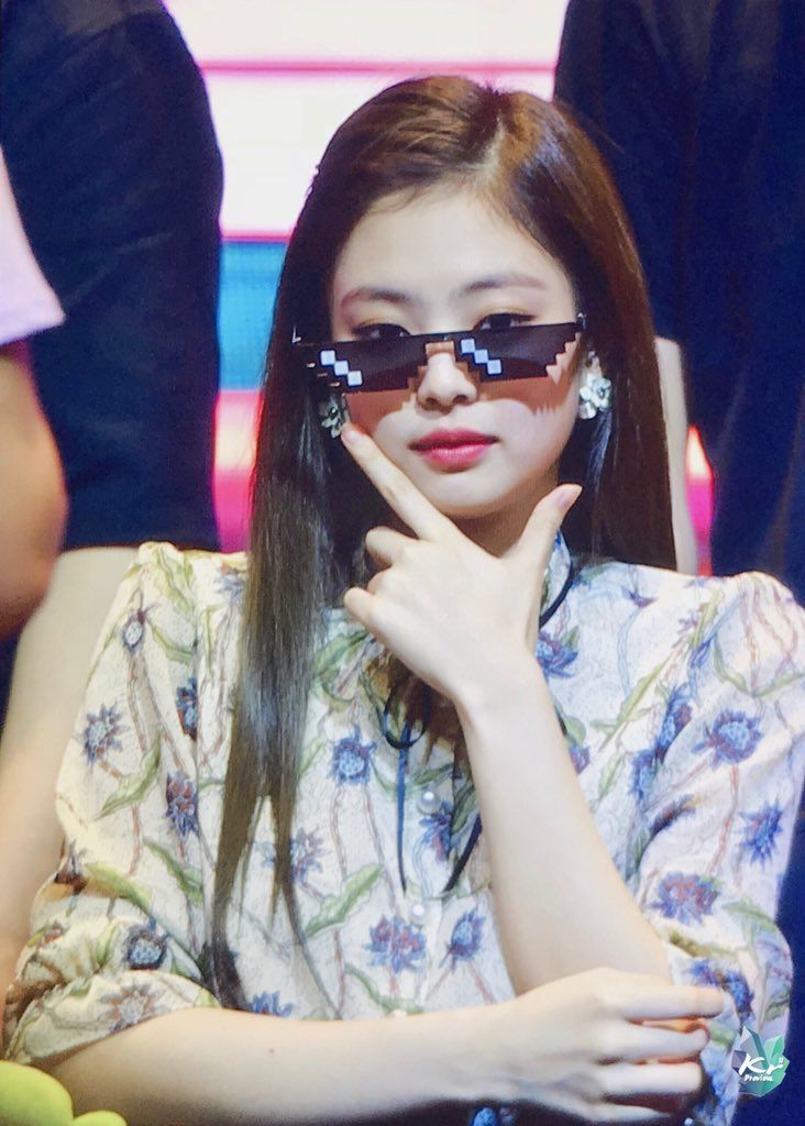 Jennie Kim, rappeuse du groupe sud-coréen Blackpink K-pop portant des lunettes Thug Life - Lunettes cool Thug Life | Idées cadeaux insolites et originales